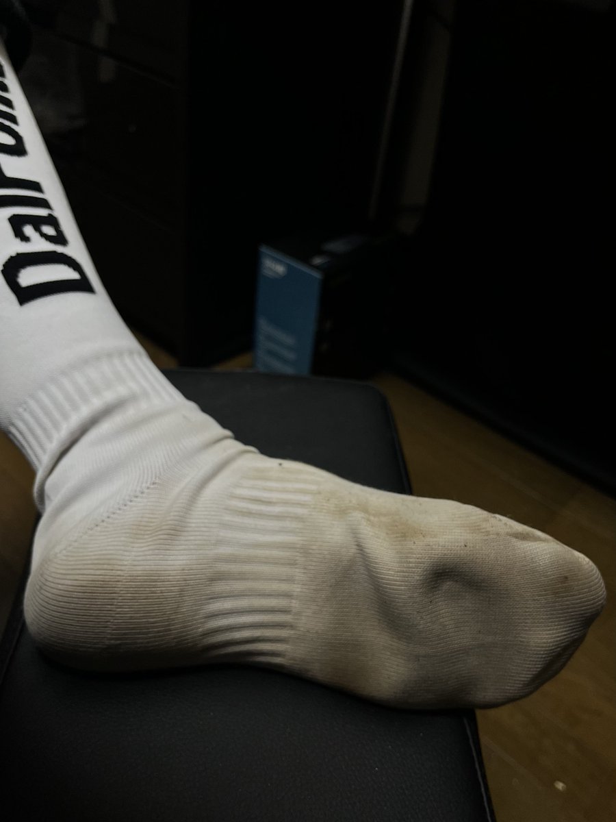 socksfechi's tweet photo. FFさんと交換するソックスの連履きが終わったから、新しく買ったハイソックスを履いたんだけど、靴の中に砂が入り込んでたのか、1回で凄い汚れになっちゃった、、、
蒸れて酸っぱ臭いし、、、

連履きして臭いも凄いことにさせよ、、、 https://t.co/qIFdo72aIf