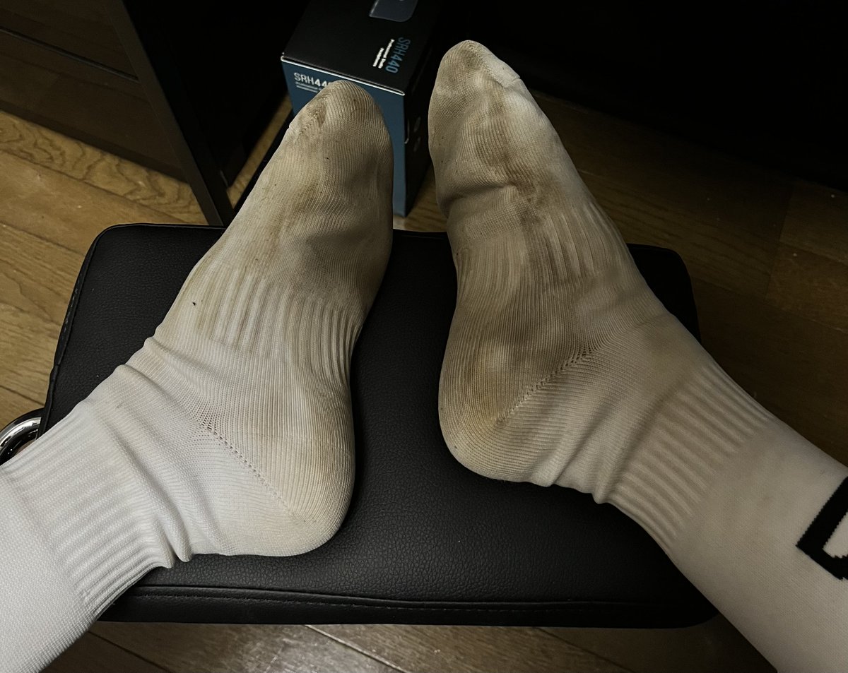 socksfechi's tweet photo. FFさんと交換するソックスの連履きが終わったから、新しく買ったハイソックスを履いたんだけど、靴の中に砂が入り込んでたのか、1回で凄い汚れになっちゃった、、、
蒸れて酸っぱ臭いし、、、

連履きして臭いも凄いことにさせよ、、、 https://t.co/qIFdo72aIf