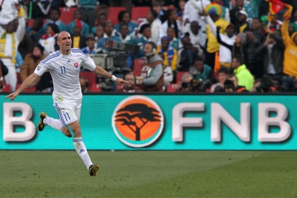 ...ako Róbert Vittek k červenému Porsche Cayenne prišiel... 
👇
denniksport.sk/futbal/c/vitte…