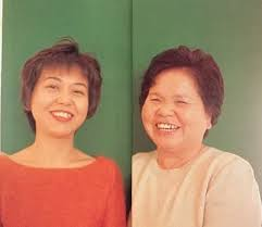 나도 아따맘마 처음보면서 왜 엄마를 저렇게 그려놨나 생각했는데.
실제 작가의 어머니 사진을 보니까 이해가 되었다. 
굉장히 동그란 머리와 넓은 이마, 그 위에 뽀글뽀글 파마머리.
캐리커쳐처럼 과장한 것만 빼면 정말 잘 그린 캐릭터였음!!