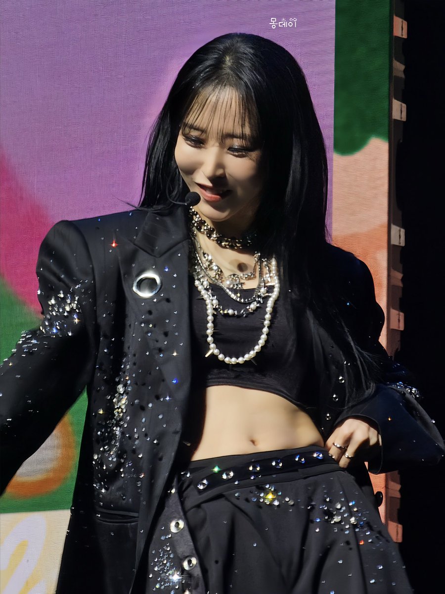 mondayblue__s's tweet photo. 251206 문별 MUSEUM 싱가포르 

해외 투어 시작한다🔥

#문별 #마마무 
#MOONBYUL #MAMAMOO https://t.co/e9rT9W1KYj