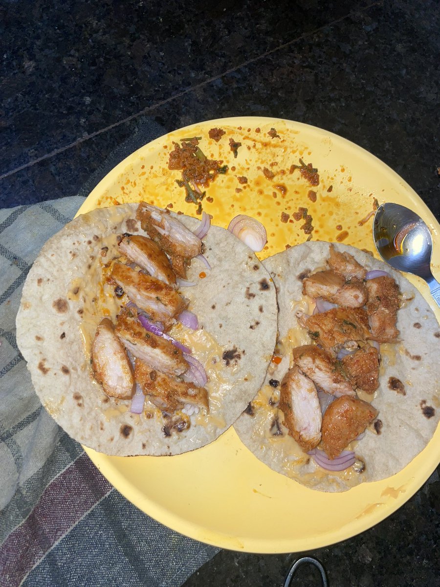 ughyoudisgustme's tweet image. Peheli baar khudse chicken banaya #soproud