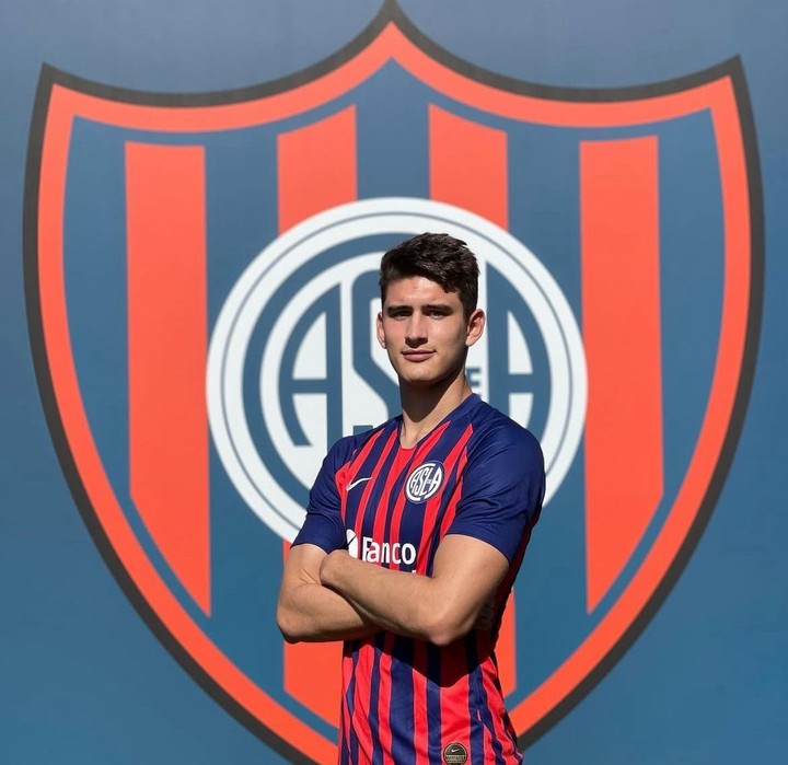 Walter Otta, técnico de Deportivo Morón, declaró sobre el amor que le tiene Lorenzon a #SanLorenzo.    
Al central se le terminó el préstamo y tendrá que volver al club. Todavía no renovó contrato.

🎙️ Mundo Ascenso