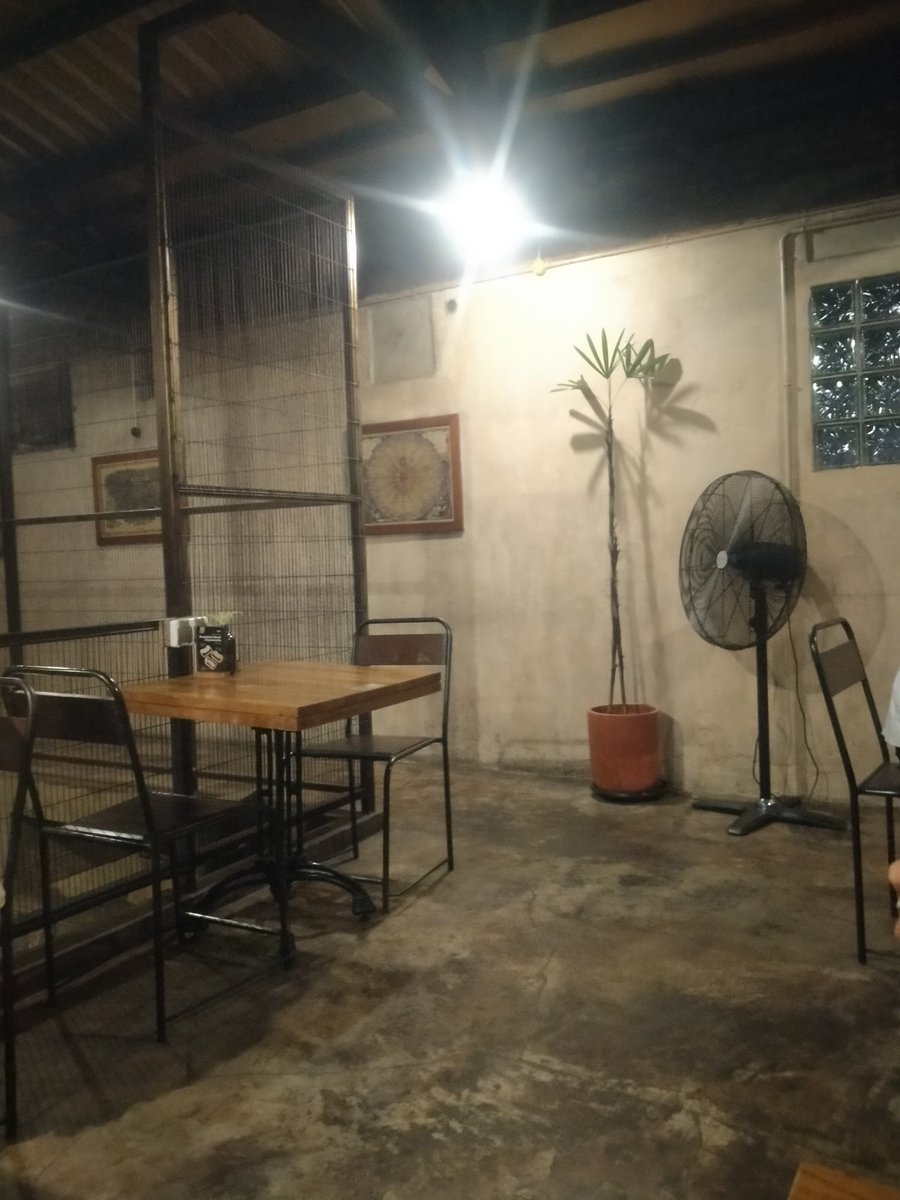 Ada yang di sini?  FORK jalan Tunjungan