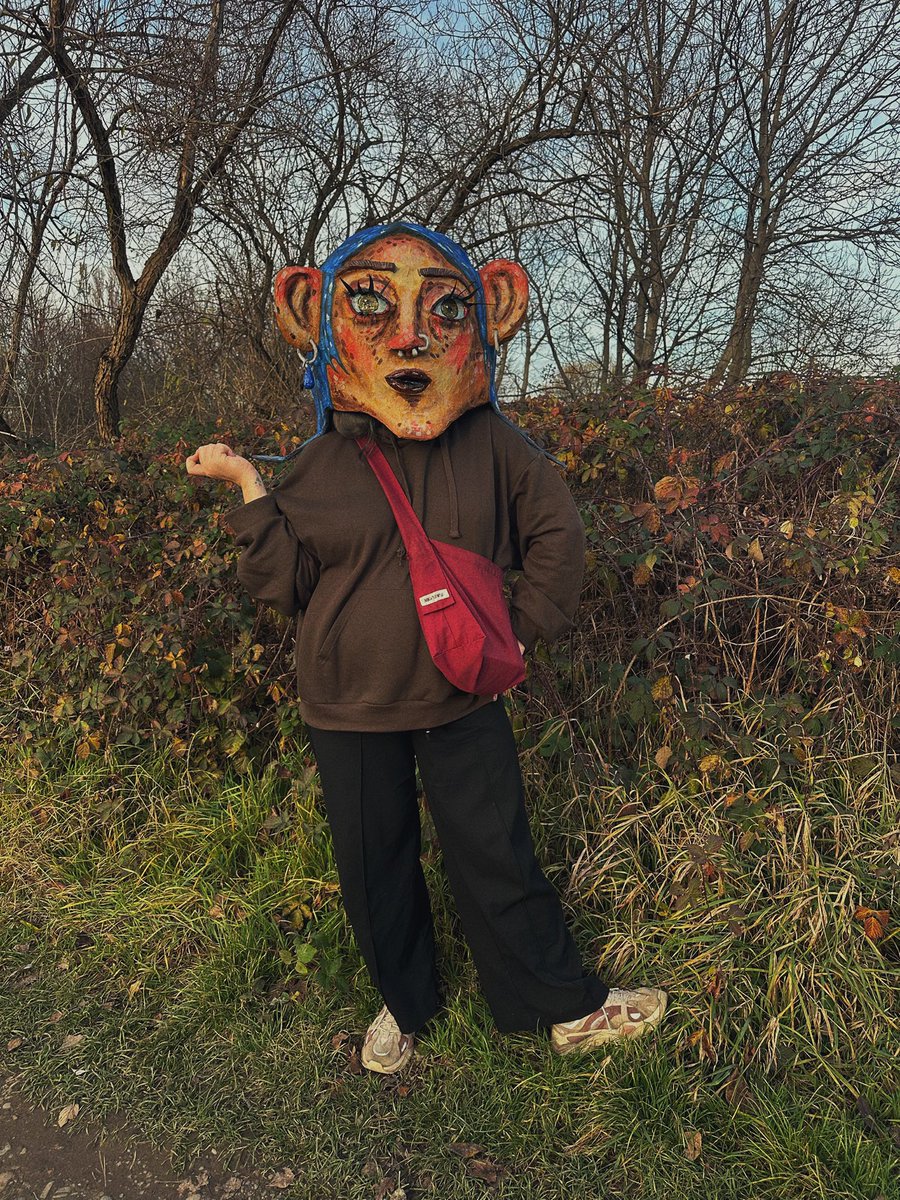 закінчила автопортрет