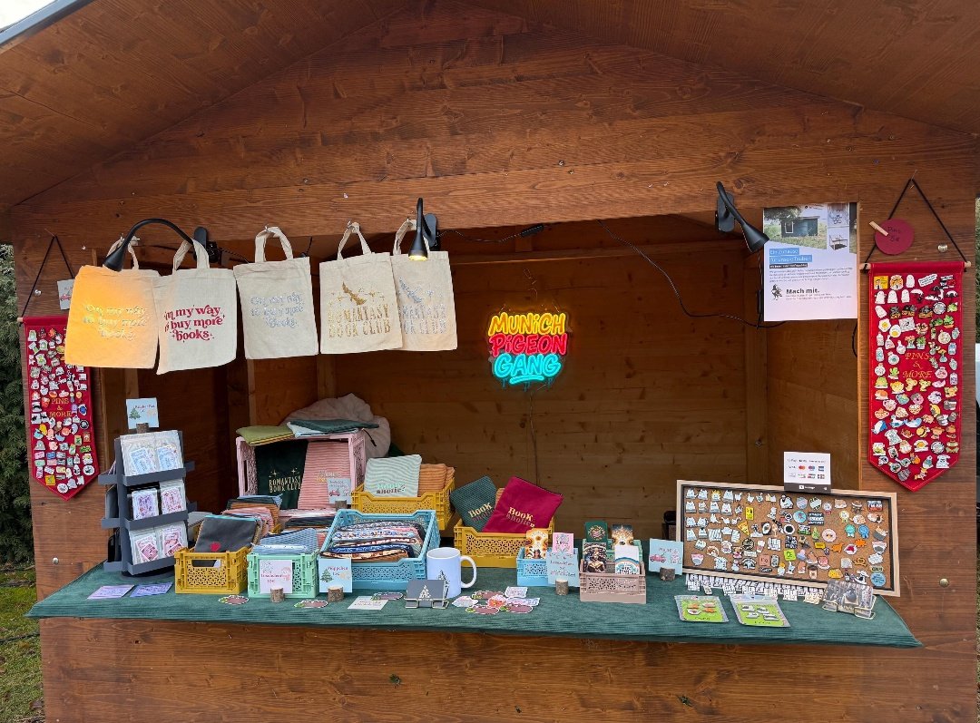 Ihr Lieben 🥰🤩, wer von euch aus der Nähe von Freising kommt: 
Der liebe David hat dort einen Stand auf dem Christkindlmarkt in Markt Nandlstadt. Schaut mal oben rechts auf das Foto. Je verkauften Pin geht etwas vom Erlös an uns. 😍 #Munichpigeongang 
 etsy.com/de/shop/Munich…