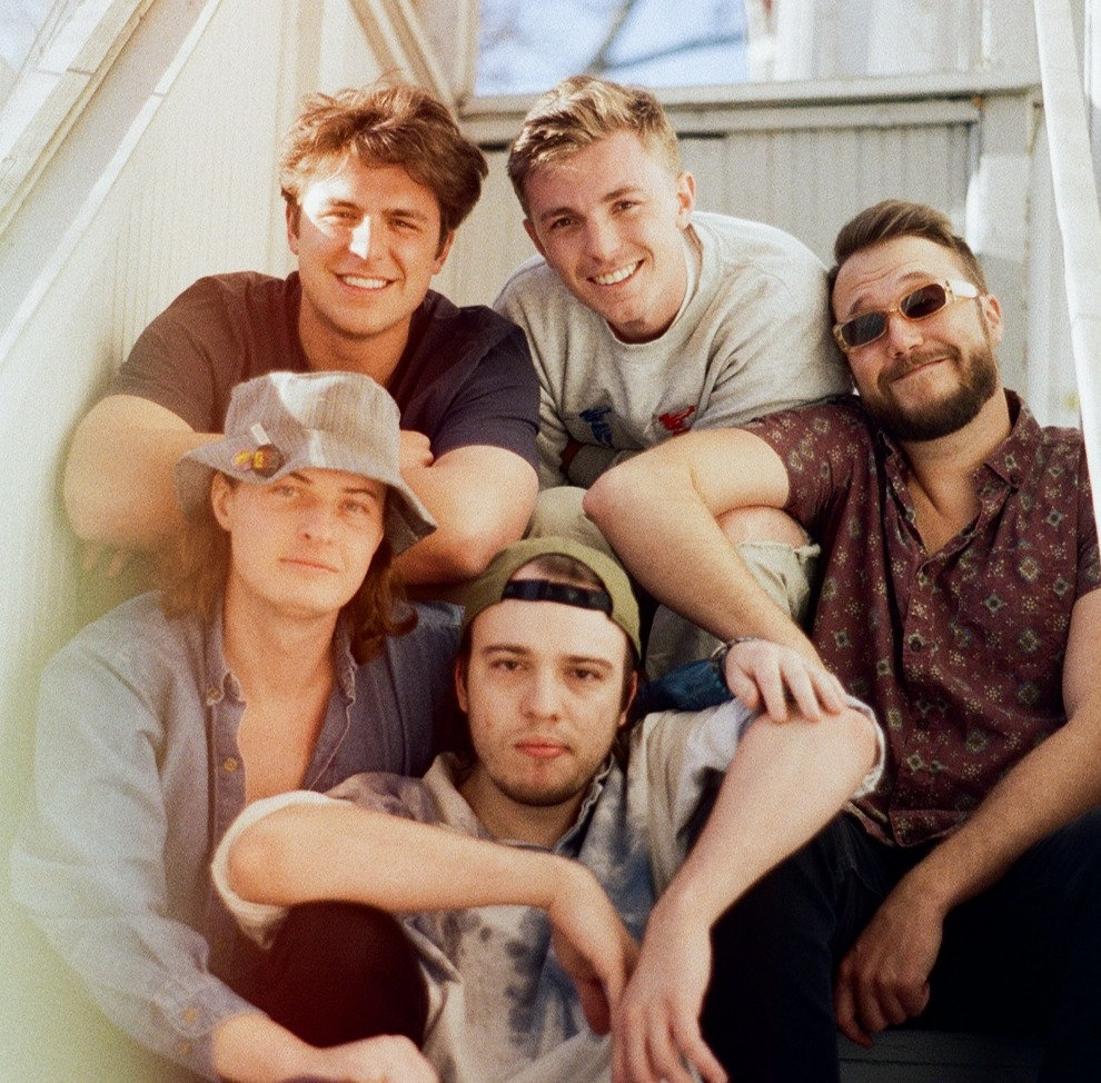 Krooked Kings encienden la temporada con “Parking Lot” radiofenix.cl/286/krooked-ki…