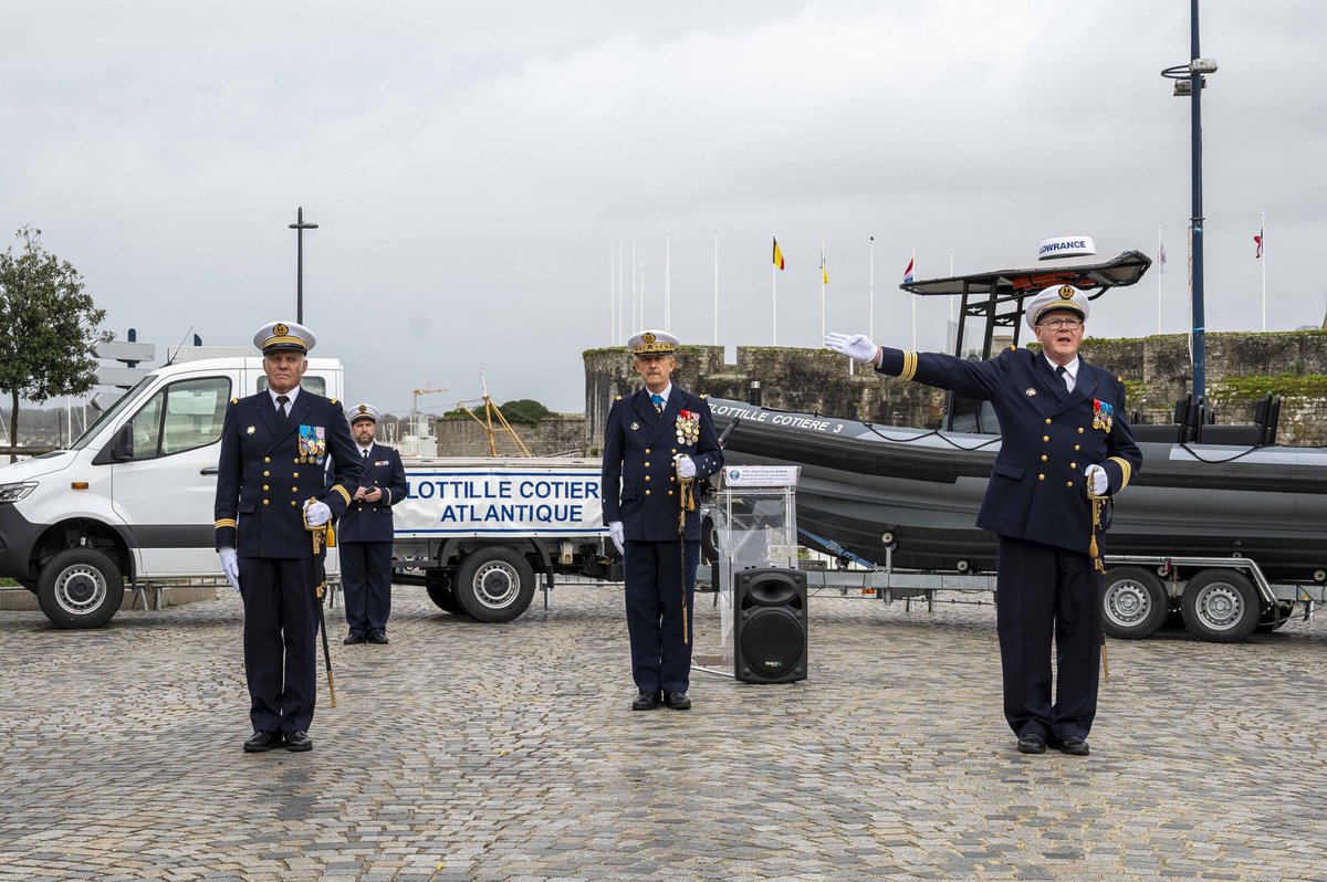 MarineNationale's tweet image. #PASSCOM | Une nouvelle escouade de réserve côtière pour Concarneau ! 🌊 Ce samedi, le CV Bruno Sciascia a fait reconnaître le LV Stephane Morizur comme commandant de l’escouade de réserve côtière de Concarneau lors d’une cérémonie présidée par le VAE Jean-François Quérat. 🇫🇷