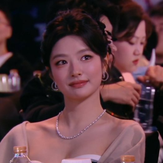 lusiwonii179's tweet image. in love that iQIYI showed a short video about the story in #Gaza, Cici reaction is also here 😭

#XuRuohan #徐若晗 
#IQIYIScreamNight2025