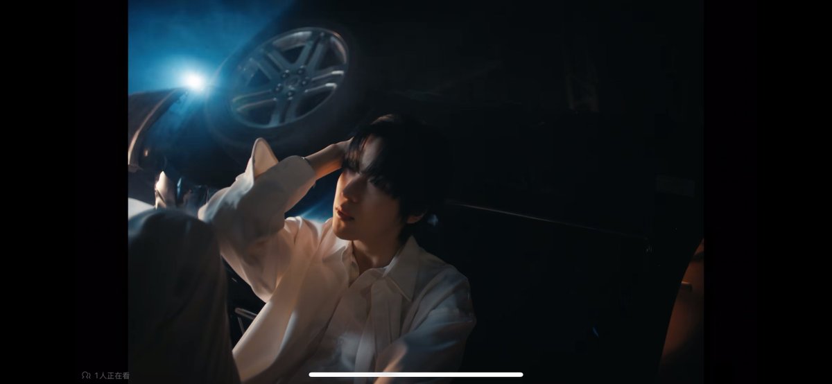 S_LINARIA's tweet photo. AAA中很有意思的一些细节
*redmoon* lunar eclipse*yh’s headache（ash mv）

1.Why does all this appear in “man on fire”instead of iyf
2.i miss sopro https://t.co/8oVbHwKBeo