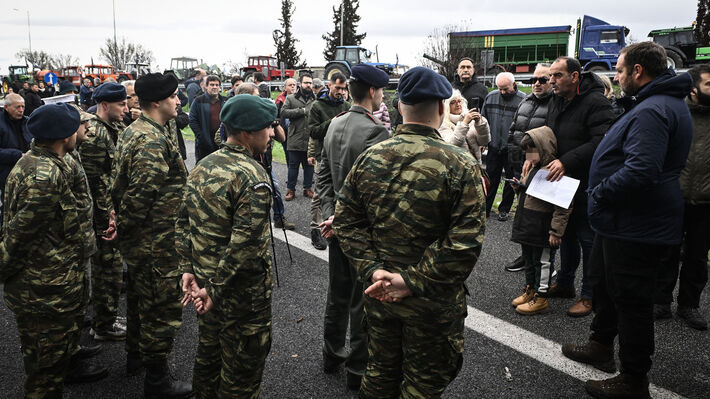 📌Στο πλευρό των αγροτών στο μπλόκο Νίκαιας βρέθηκαν σήμερα το μεσημέρι για να εκφράσουν την αλληλεγγύη και τη συμπαράσταση τους απόστρατοι αστυνομικοί και νέοι στρατευμένοι που υπηρετούν τη θητεία τους.
🔗m.902.gr/eidisi/agrotes…