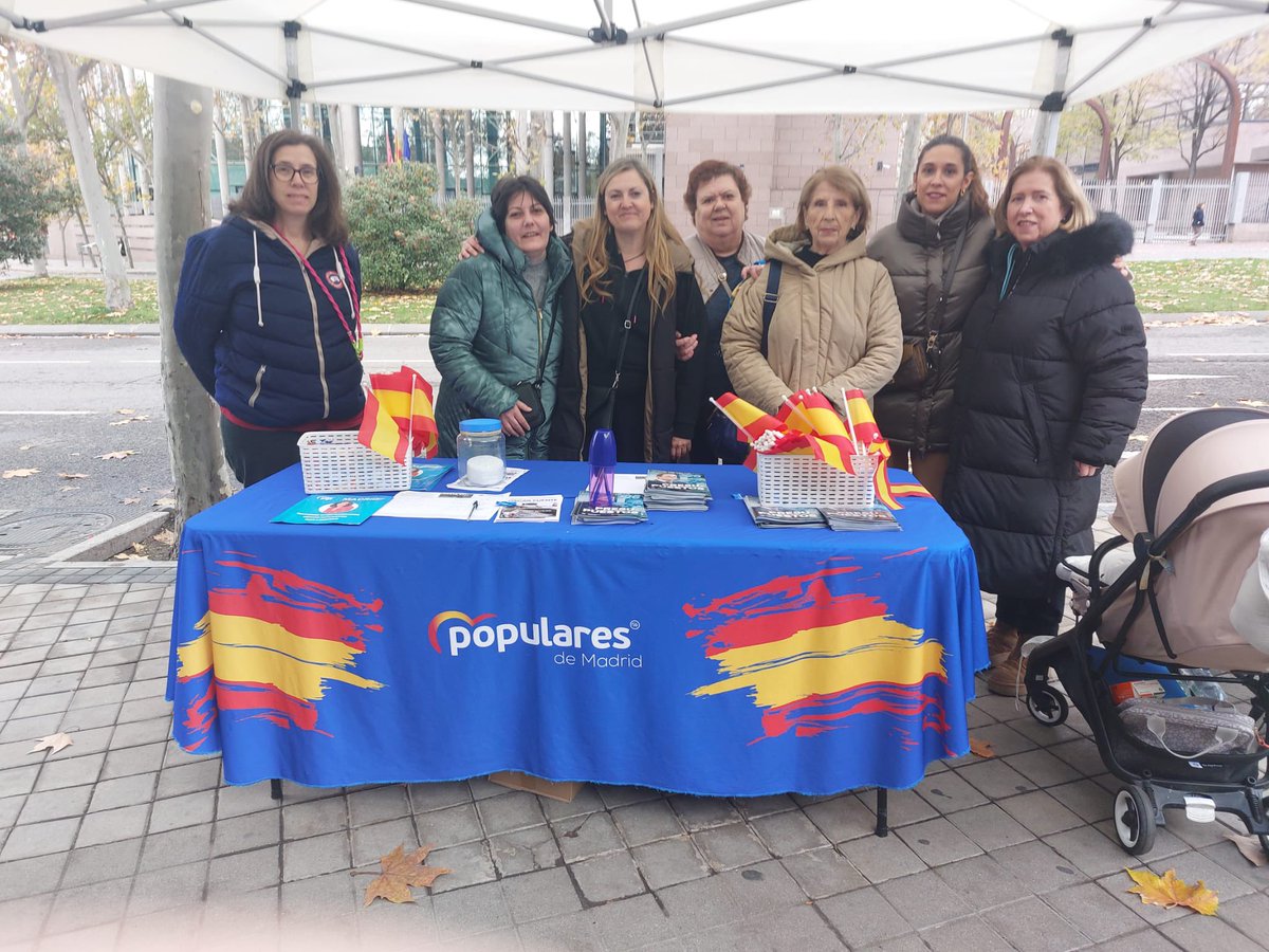 Hoy el <a href="/PPteVallecas/">PP Puente de Vallecas</a> celebrando con los vecinos el #DiaDeLaConstitucion , recordando que la constitución española de 1978 nos ha traído a los españoles el mayor y mejor tiempo de prosperidad y derechos.