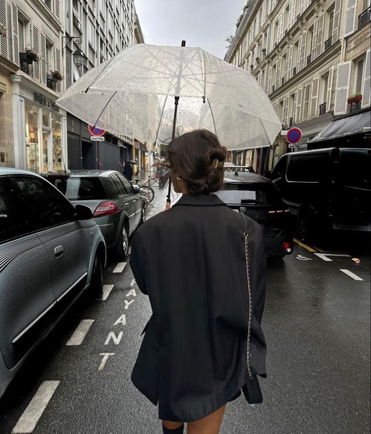 ceelune_'s tweet image. rainy days in Paris🌧️