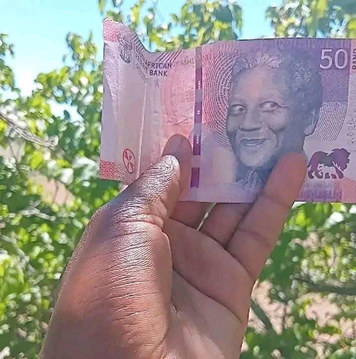 Havana_Bloom's tweet image. Check your change properly at the groove, don't just assume it's R50.00 
Mandela might not be the South African one.😪😭

#DrinkResponsibly