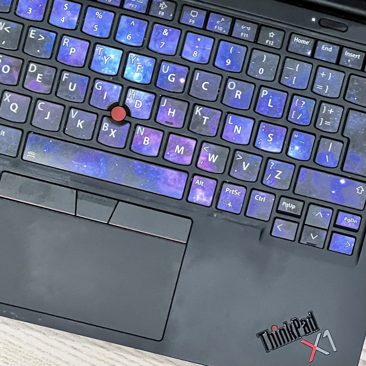 yl3ame's tweet image. Jaunā klaviatūra 💖 Sparks joy! Uz burtiem gan ikdienā neskatītos, bet liekas nedaudz elegantāks customs nekā stickerbombot laptopa vāku. #keyshorts