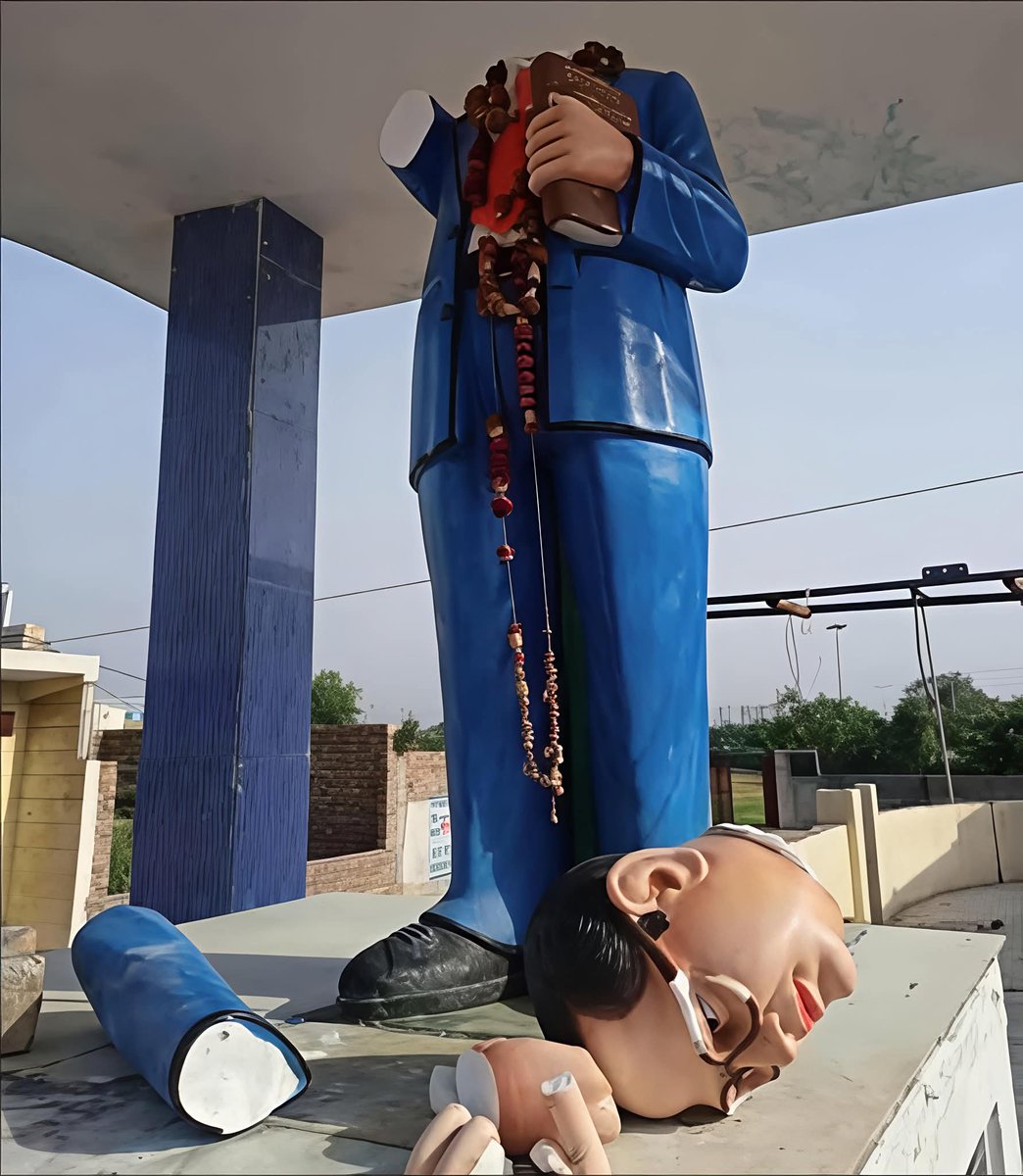 सोचो, किस क़दर मज़बूत और निडर रहा होगा वो अकेला इंसान…
जिसे हराने के लिए आज भी उसके पुतले जलाए और तोड़े जाते हैं।

वह तो इतिहास में अमर हो चुका है—
हार आज भी उसी की है जो नफ़रत में जल रहा है,
और जीत उसी की जो विचारों की रोशनी बनकर जीवित है।
#जयक्षात्र धर्म। #जय_मूलनिवासी