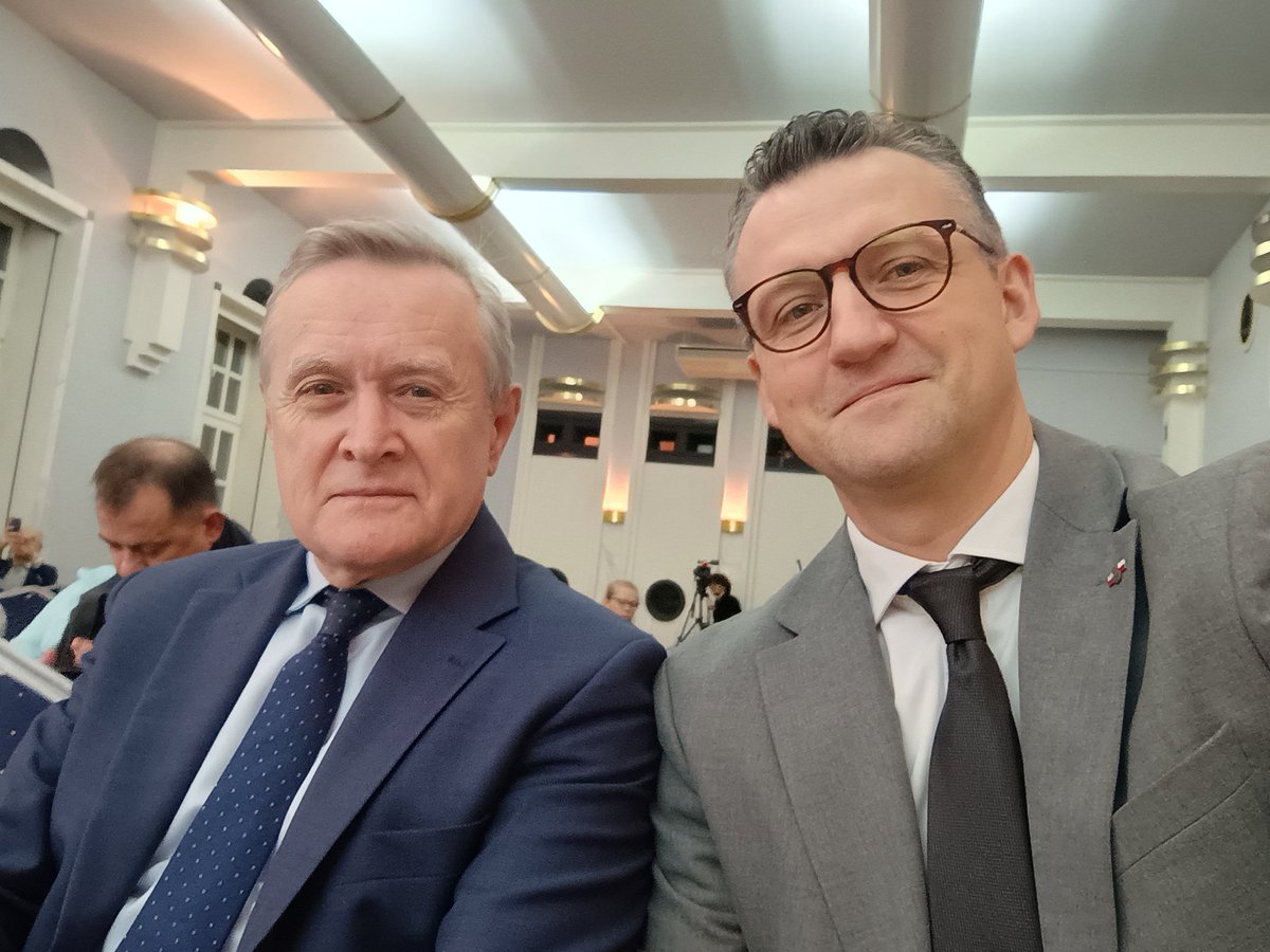 Z profesorem <a href="/PiotrGlinski/">Piotr Gliński</a>  przysłuchujemy się debacie "Kim są Warszawiacy? Polityka <a href="/warszawa/">Warszawa</a> w sferze kultury i pamięci" podczas konferencji #MyślącWarszawa #WarszawskaKonwencjaProgramowa

<a href="/pisorgpl/">Prawo i Sprawiedliwość</a> <a href="/warszawskipis/">Warszawski PiS</a> @MWS_Warszawa