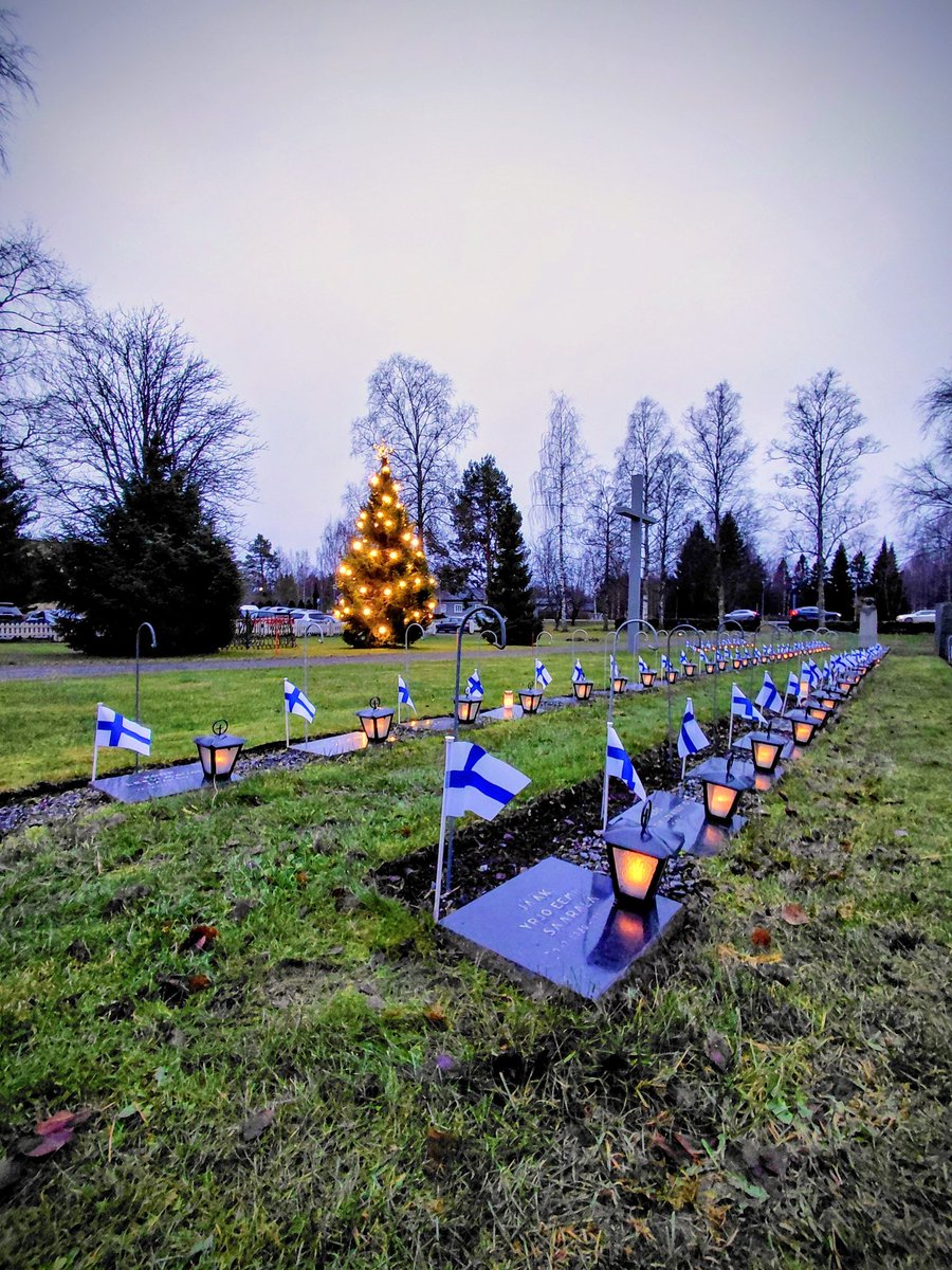 EemilStigman's tweet photo. Pysähtyminen sankarihaudoilla. 

Arvostuksen tunne. 

Nuoret sotilaat ovat antaneet kalleimman uhrauksensa, henkensä, vapautemme tähden.

Kotirintamat olleet koetuksella.

Muistakaa pitää itsestänne ja läheisistänne huolta.

Arvokasta itsenäisyyspäivää meille kaikille. 🇫🇮 https://t.co/KRkPV8PgkC