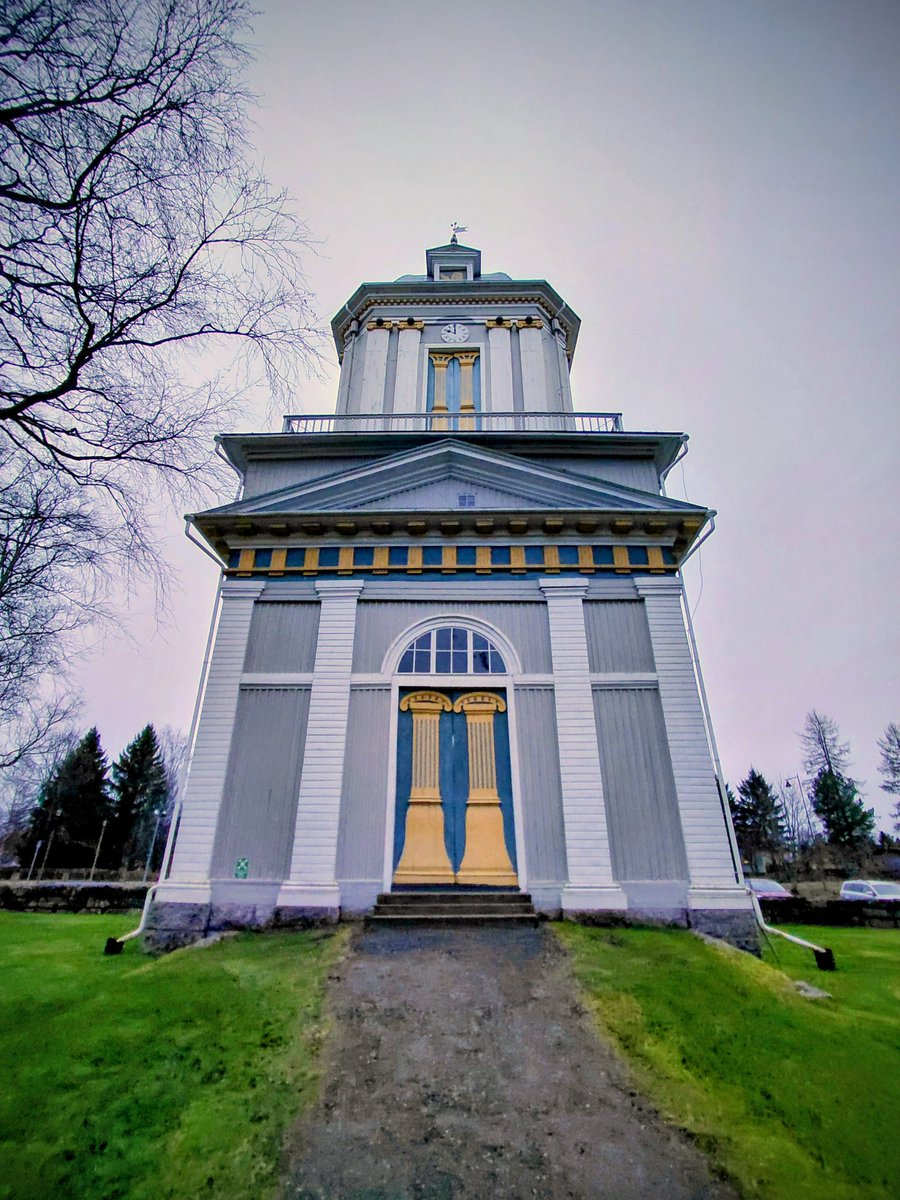 Pysähtyminen sankarihaudoilla. 

Arvostuksen tunne. 

Nuoret sotilaat ovat antaneet kalleimman uhrauksensa, henkensä, vapautemme tähden.

Kotirintamat olleet koetuksella.

Muistakaa pitää itsestänne ja läheisistänne huolta.

Arvokasta itsenäisyyspäivää meille kaikille. 🇫🇮