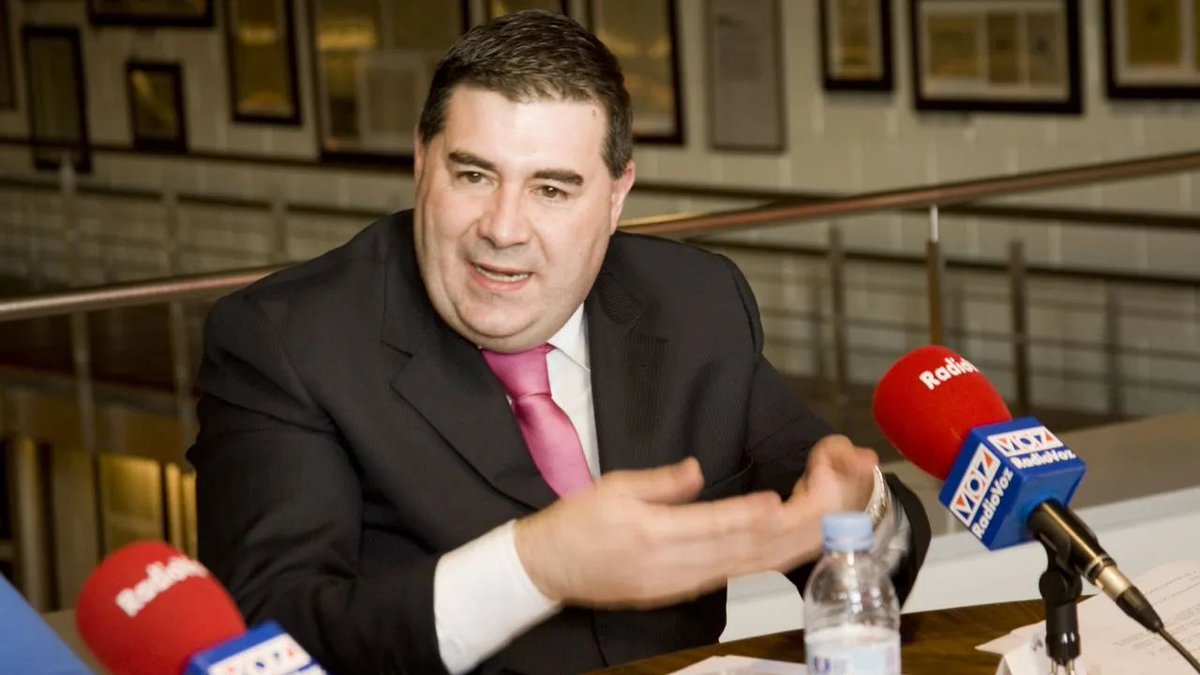 MadeInAncapia's tweet image. ✒️| "En otras épocas había otros poderes fuera del Estado. Había un Rey, estaba la Iglesia, nobles que plantaban cara al Rey, todo tipo de corporaciones y gremios. Porque estaban fuera del Estado. Ahora están todos incorporados y obedecen todos al mismo jefe."

- M. A. Bastos