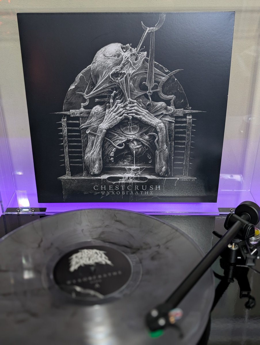 #vinylrecords #SaturdayVibes 

ChestCrush - Ψυχοβγάλτης 🏴󠁧󠁢󠁳󠁣󠁴󠁿

Missed this when it came out, so glad I've caught up with it as it's simply crushing Blackened Death Metal 🤘🏻🔥🤘🏻
<a href="/chestcrush/">C H E S T C R U S H</a> #DeathMetal