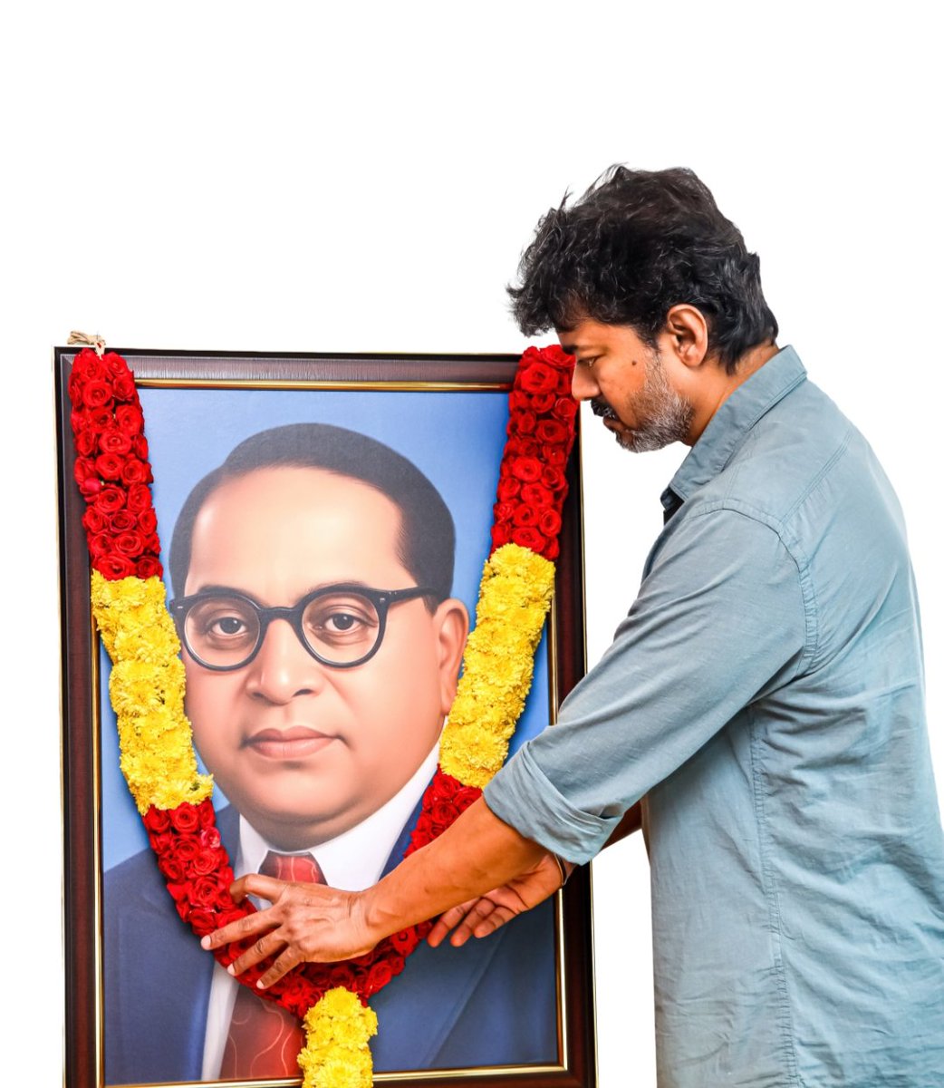 தமிழக அரசியலின் கும்பகர்ணனா தற்குறி விஜய் :

இன்று தவெக கொள்கை தலைவர்களில் ஒருவரான அண்ணல் அம்பேத்கர் அவர்களின் நினைவு தினம். தலைவர் விஜய் கும்பகர்ணன் போல உறங்கி கொண்டு இருக்க யாரோ எழுப்பிவிட தலைவர் எழுந்ததோ மதியம் 2 மணிக்கு பிறகு புஸ்ஸி தலைவர் கிட்ட போய் தலைவரே இன்னைக்கு