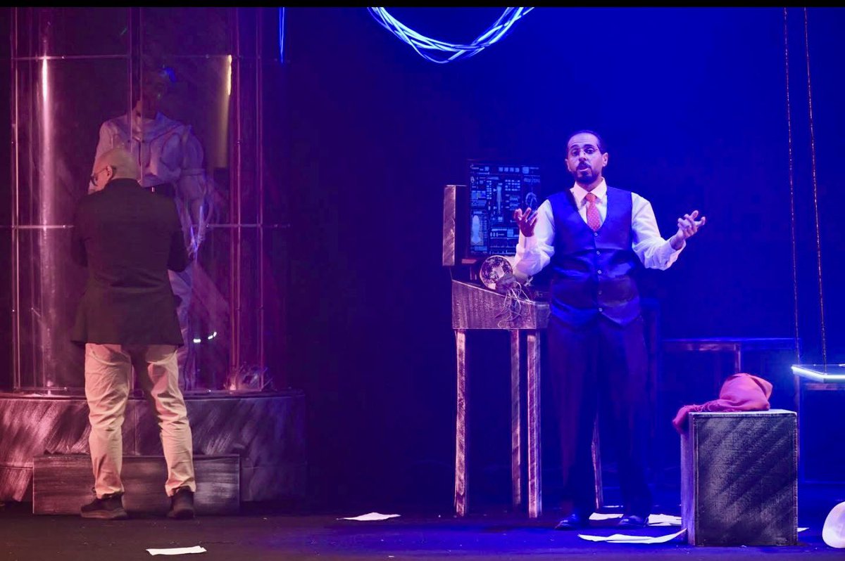 🎭عرض "كودليرا " المستمدة فكرتة عن أسطورة يونانية قديمة، #بيجماليون الفنان الـ نحات من مدينة "پاڤوس" القبرصية يصنع تمثالا من العاج لإمرأة جميلة صامتة ومطيعة وألبسها أفخر الثياب والمجوهرات، ثم وقع في غرامها وطلب من الآلهة اليونانية منحها فرص الحياة،وحين تحقق ذلك عاشت فترة في سكون