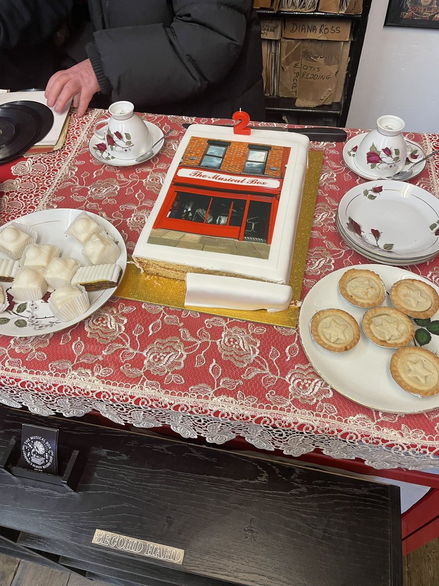 guitarvarnes's tweet image. Always good to visit the Musical Box Liverpool, England's oldest independent record shop especially as they celebrate 2 year anniversary of the museum. 👏🏻👏🏻✌🏻❤️

@TheMusicalBoxRS 

#records #musicalboxliverpool #recordshop #Liverpool #themusicalbox