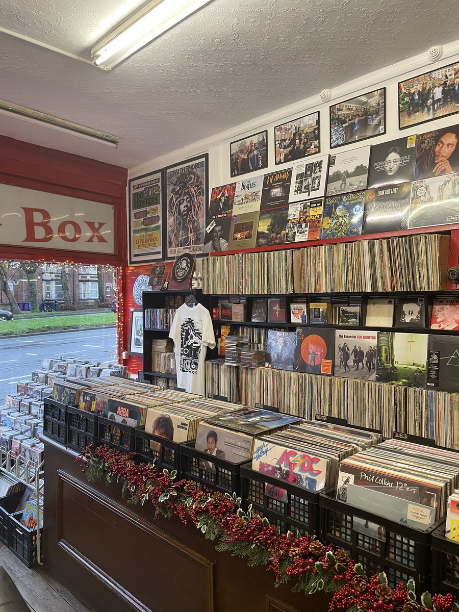 guitarvarnes's tweet image. Always good to visit the Musical Box Liverpool, England's oldest independent record shop especially as they celebrate 2 year anniversary of the museum. 👏🏻👏🏻✌🏻❤️

@TheMusicalBoxRS 

#records #musicalboxliverpool #recordshop #Liverpool #themusicalbox