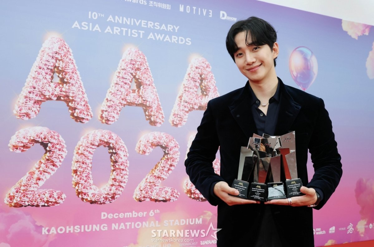 Lee Junho Wins Four Grand Prizes at AAA 2025! [Photo