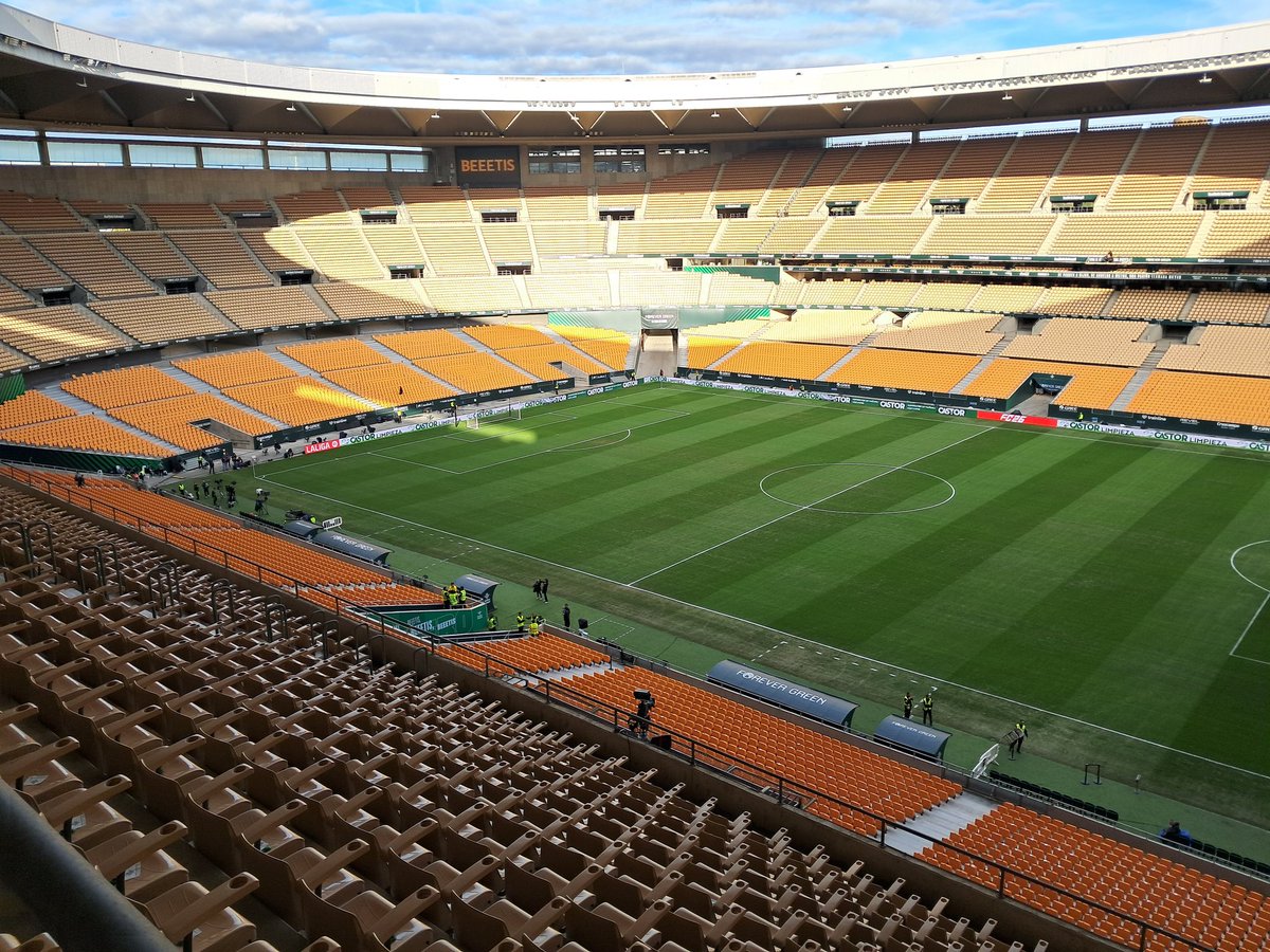 Ya en el estadio de La Cartuja, a las 18,30h transmisión del partido de Liga⚽️ #RealBetisBarça, con <a href="/miguelangmendez/">Miguel Angel Méndez</a> <a href="/Silviaverdec/">@silviaverde</a> <a href="/juliosalinas19/">Julio Salinas</a> y <a href="/ManoloNietoM/">Manolo Nieto</a>, en directo en #TableroDeportivoRNE <a href="/RNEdeportes/">RNE Deportes</a>. A esta hora sol y 18° en #Sevilla.