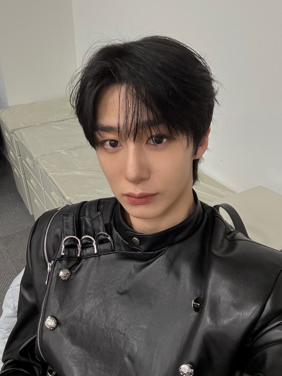 매번 고맙고 사랑해요 덕분에 상 2개 받았다😌 더 열심히 해서 내년에도 몬베베 이름 크게 부를게 사랑해❤️ #형원