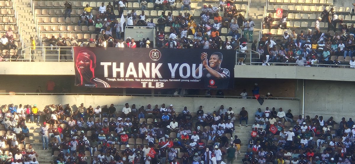 ☠️ Orlando Pirates supporters with a special message for Mbekezeli Mbokazi on his final game for the club 🚜