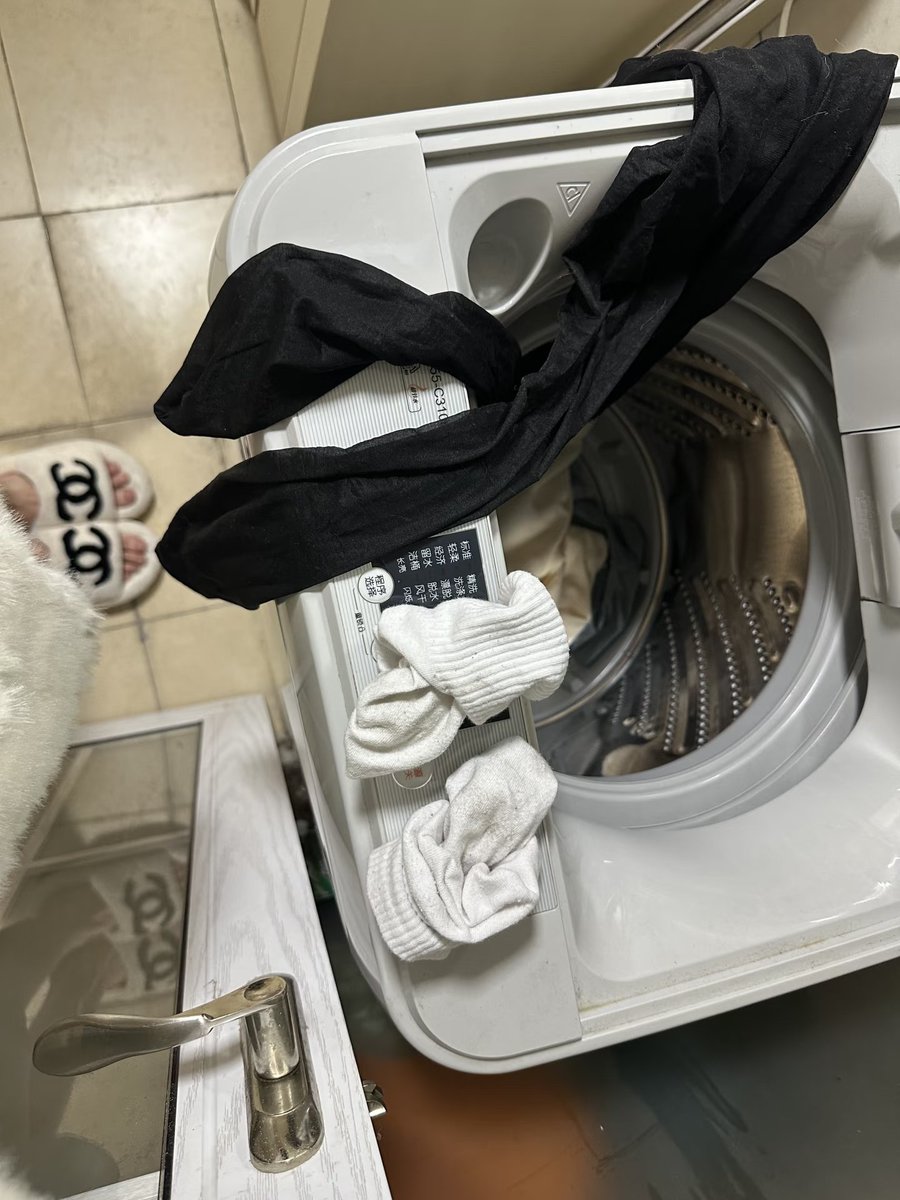 媳妇刚脱的，有没有兄弟们需要的 没有就洗了哦 #西安029  #夫妻交換  #丝袜美腿  #原味袜子