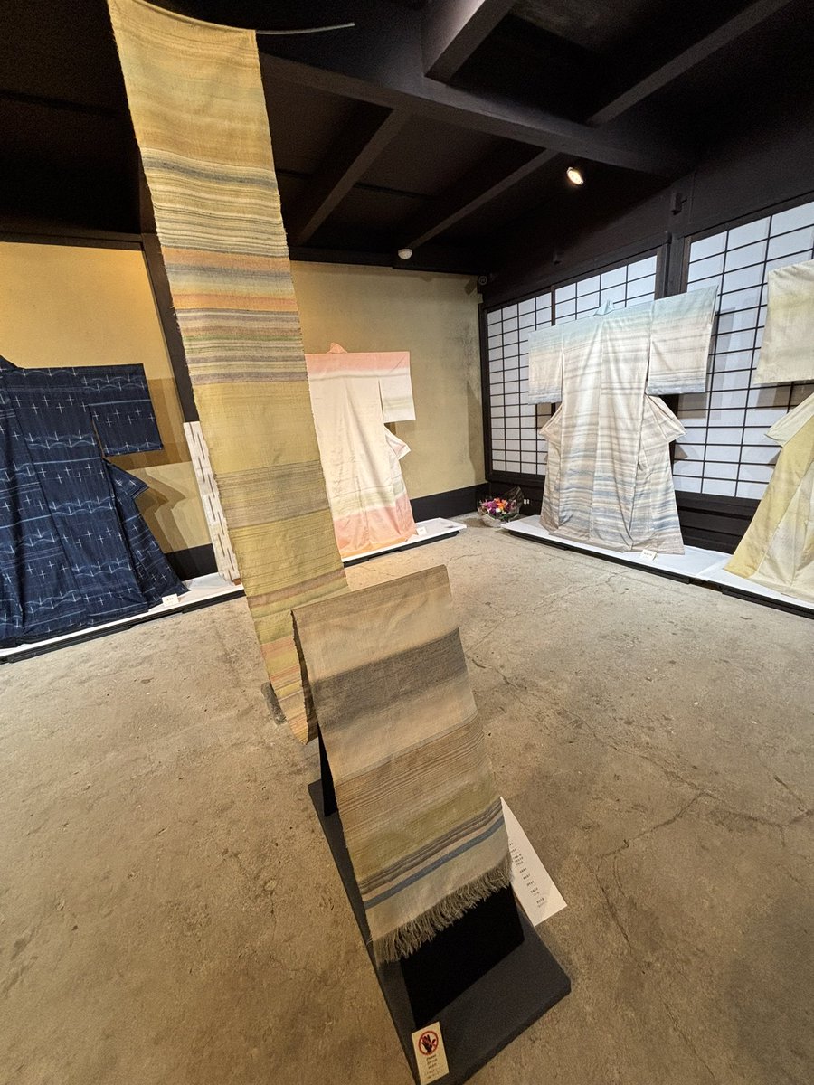 やさしい色と織の佇まい 堪能する…😌 同じ植物でも、採集した時で