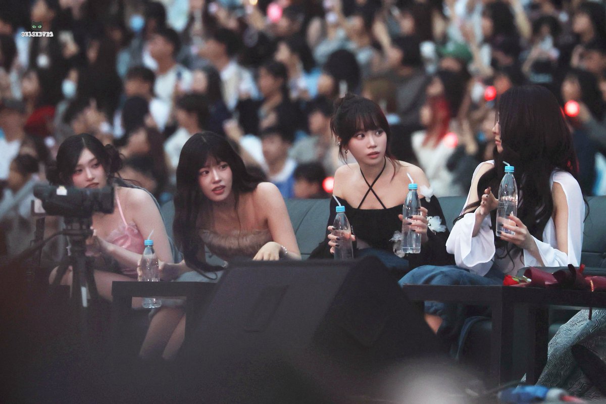 oelcehtna's tweet image. 互動很可愛 在分水然後IU坐最在旁邊
她們在討論要遞水給前輩
超級可愛 超認真在講😍😍
最後允真就遞過去了 真的很可愛