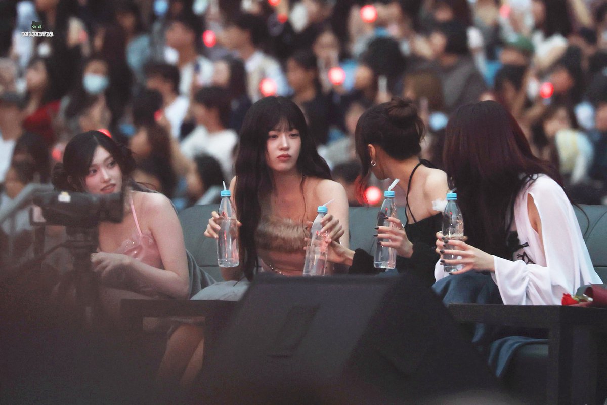 oelcehtna's tweet image. 互動很可愛 在分水然後IU坐最在旁邊
她們在討論要遞水給前輩
超級可愛 超認真在講😍😍
最後允真就遞過去了 真的很可愛