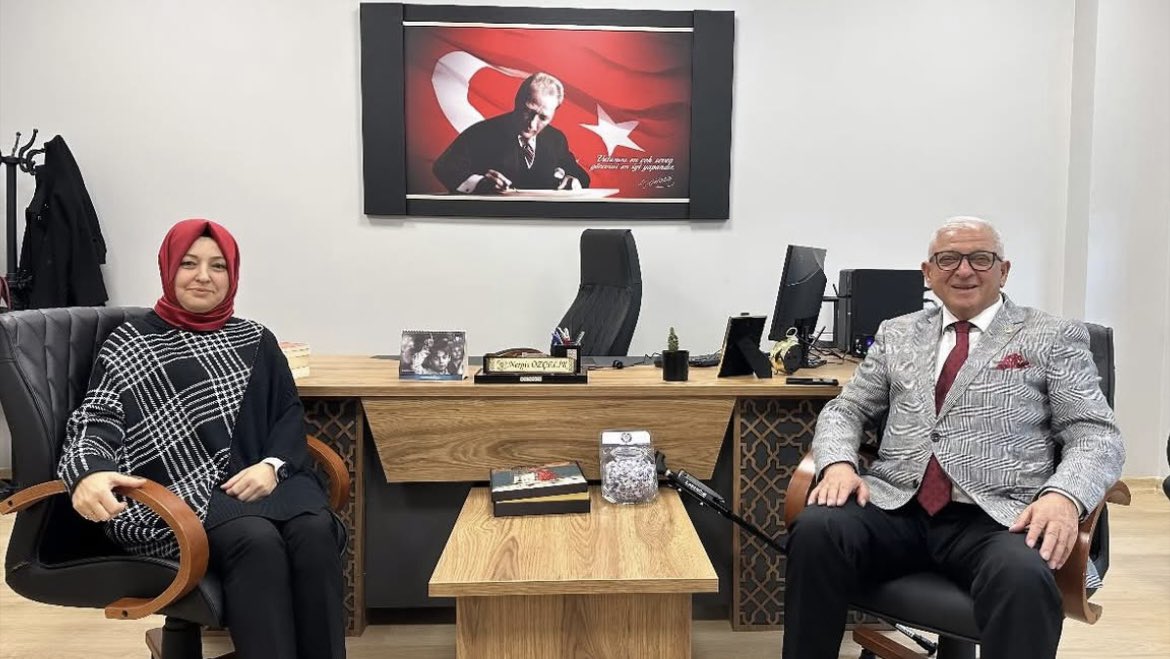 İlçemiz Kanarya Anaokulu Kurucu Müdürü olarak göreve başlayan Nergis Özçelik kardeşimize hayırlı olsun ziyaretinde bulunduk. Bu vesileyle yeni okulunun kendisine hayırlar getirmesini temenni eder, göstermiş olduğu misafirperverlik dolayısıyla en kalbî teşekkürlerimizi sunarız.