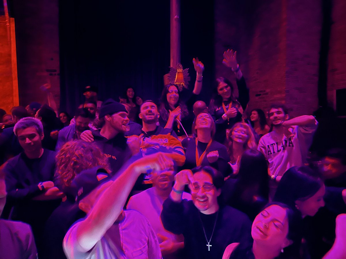 Falloutt's tweet image. The Red Bull x @PlayApex After After Party - Year 2 &amp;amp; Mr. Brightside

Back to back years, back to back GREAT final nights with the Apex familia

THANK YOU @redbullgaming for all these amazing memories 🙏