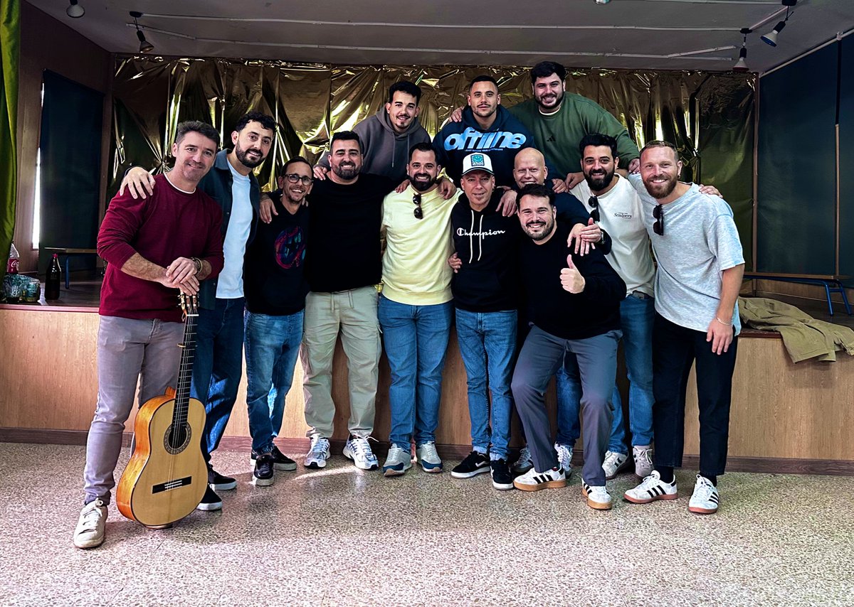 chirigota11006's tweet photo. Hoy terminamos el popurrí, de la mano de @raulcabreraoficial familia y amigo de “Los Robin”. Qué bonito será acabar la actuación con tu melodía, amigo. 

Gracias por tanto cariño y por este mágico momento. 💚💛

En Santa María tienes tu casa y tu chirigota. 😍😍😍 https://t.co/A3s75Y7row