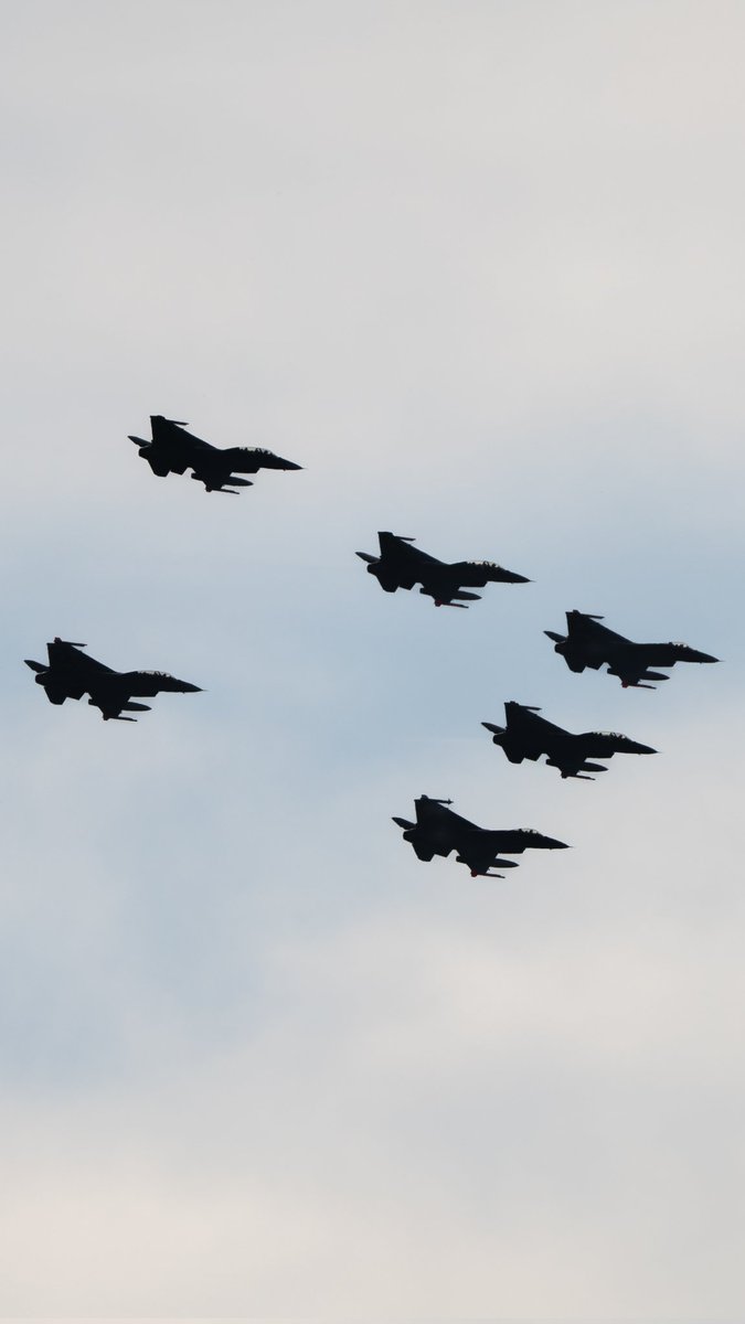 Pasada de los F-16 de la Fuerza Aérea Argentina por Aeroparque ✈️🔥
¡Que belleza esa formación! 👏🏼

<a href="/FuerzaAerea_Arg/">FuerzaAéreaArgentina</a>