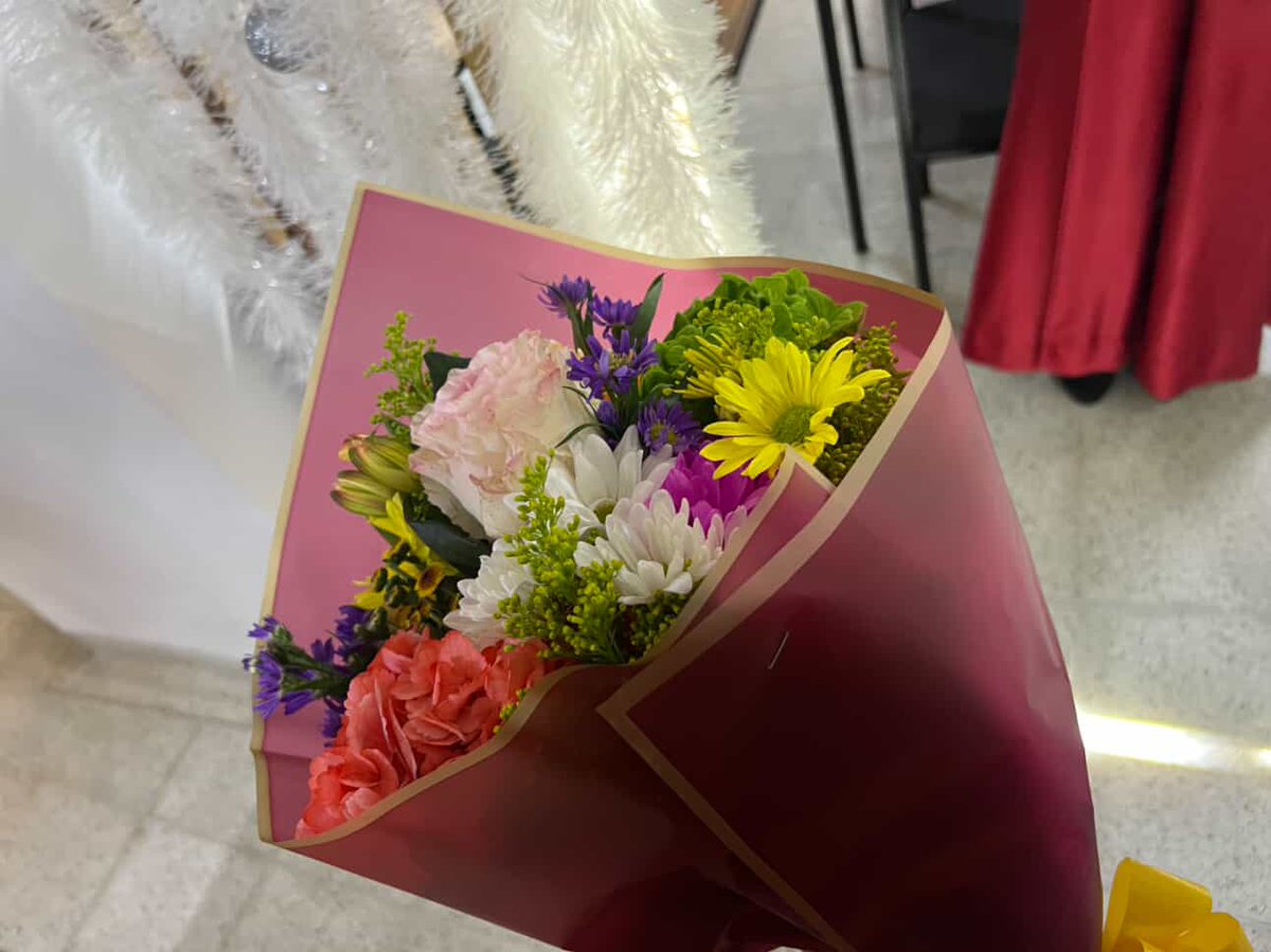 A ustedes no le dieron ramo de flores y a mi si muajiji