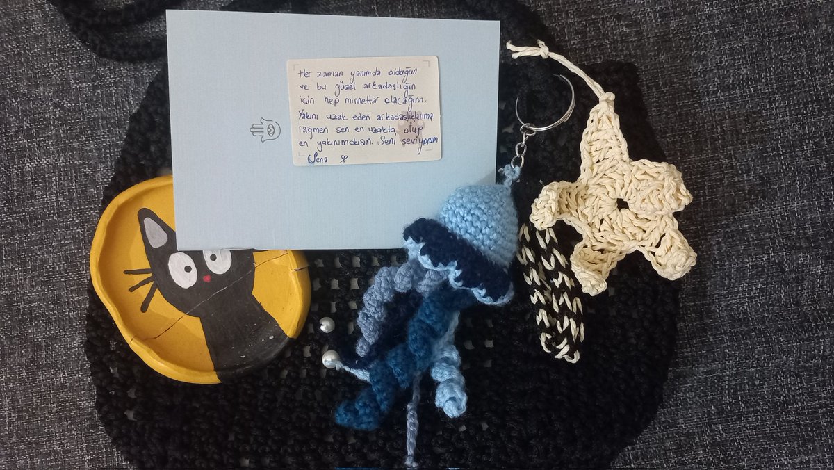 ben yeryüzünün en şanslı arkadaşıyım galiba. arkim her şeyii kendi emeği olan bir paket gönderdi bana kedimin kırılması çok üzse de mutluluktan ağlamak istiyorumm ölene kadar hepsini yanımda taşıyacağım