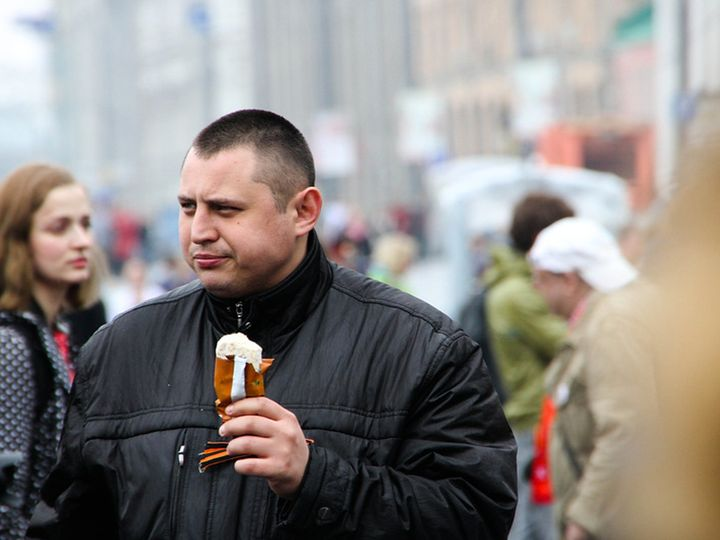 mnkv__'s tweet photo. Умер один из самых одиозных эшников - Алексей Окопный. Окопный прославился десятилетиями преследований уличных активистов, задержаниями и запугиваниями на протестах. Его также связывают с убийством нацбола Юрия Червочкина . https://t.co/WsC5GkPZ3Z