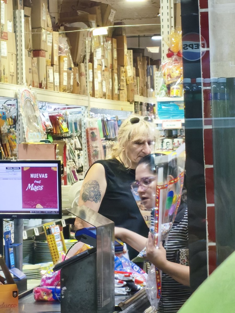 Quién pio me va a creer que Dee Snider está comprando en El Ahorrazo?