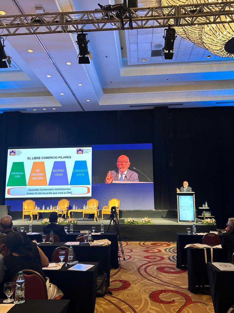 IclaNews's tweet photo. en el Congreso Internacional de Comercio Exterior “Tendencias, Desafíos y Oportunidades Profesionales, celebrado el 28 de noviembre. https://t.co/Lg3BxpzAnM