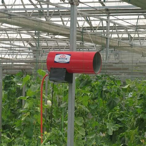 Cosa fanno i coltivatori più avveduti? Scaldano le loro serre e immettono CO2 (dispositivo rosso) per farle crescere di più e meglio.  
Ora ditemi, in che consisterebbe la crisi climatica?