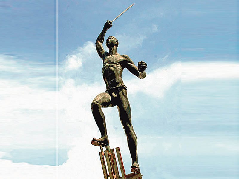 A 97 años de la masacre de las bananeras.

En una madrugada como la de hoy, en 1928, hace 97 años, fue acribillada en la vieja Plaza de la Estación de Ciénaga, Magdalena, una gran concentración de trabajadores bananeros, que haciendo uso del legítimo derecho a la organización