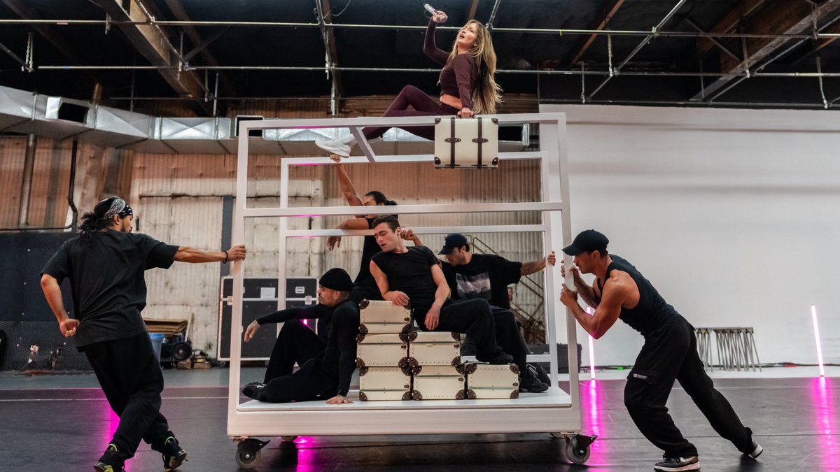 When the Lupinator comes to rehearsal…
The JLo Show | Las Vegas 
📸 <a href="/TheAaronPerry/">Aaron Perry</a>