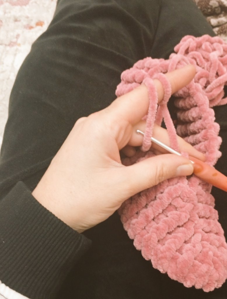 El örgüsü panduf yapıyorum, birde kışlık bay bayan çorap mevcuttur.
İsteyen DM'den yazabilir.
Huzurlu geceler dilerim 🌸